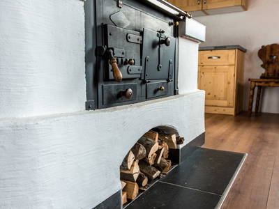 Warmer Holzofen zum Kochen, mit Backrohr