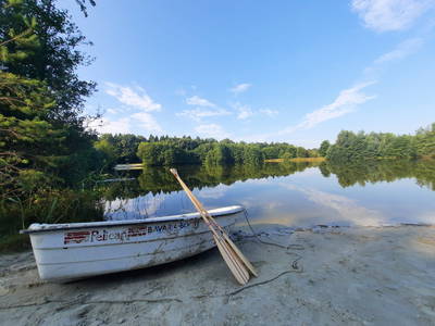 Privater Badesee mit Paddelboot für die Feriengäste