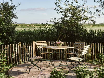 Kleine Terrasse vor dem Haus - Treffpunkt zum Klönen