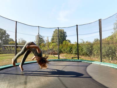Gut Pälitzhof Spielbereich mit Trampolin - Beispielfoto