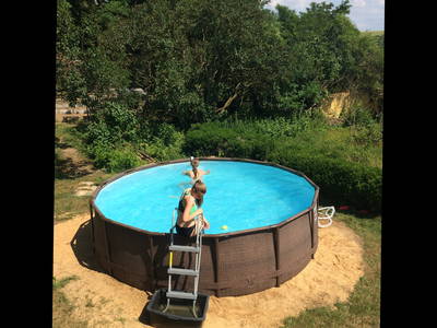 Großer Pool im Garten von Juni bis August