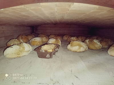 Backtag im Backhaus Elmenthal , traditionelles Roggenmischbrot im Holzbackofen