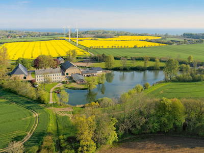 unser Hof von oben mit der Ostsee im Hintergrund
