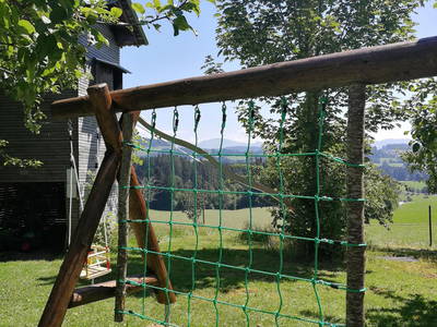 Kletternetz auf dem Abenteuer-Spielplatz