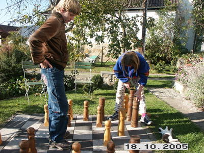 Schachspieler in unserem romantischen Vorgärtchen ganz vertieft ...