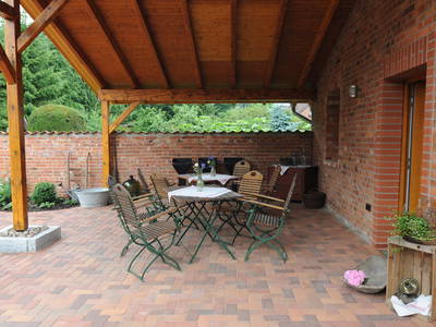 Grillplatz mit Eingang zum Inforaum