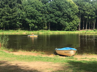 Badeteich mit Ruderboot