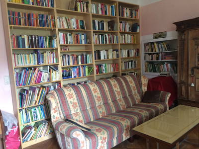 Die gut ausgestattete Bibliothek