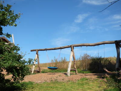 Unsere neuen Schaukeln neben der Arche.