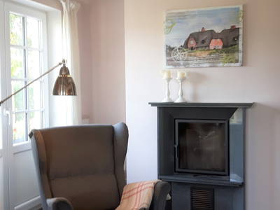 Gemütliches Lesen am Kamin