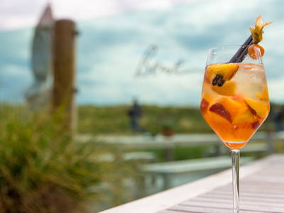 Entspannung im Urlaub auf Fehmarn beim Cocktail im "Bene"