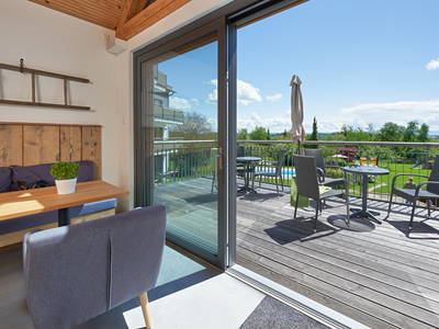 Cafe-Lounge, Balkon mit Blick zu den Alpen