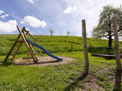 Spielplatz direkt neben dem Ferienhaus mit viel Platz und grün drum herum :-)