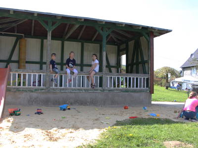 In unserem großen Indoor/Outdoor-Sandkasten findet jeder das passende Spielzeug
