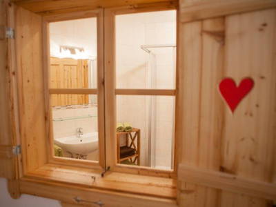 Blick vom Schlafzimmer ins Bad