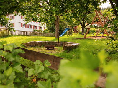 Lagerfeuerstelle im Garten - Ferienhof Sinz - Bild: Julie Baaske www.whiite.space