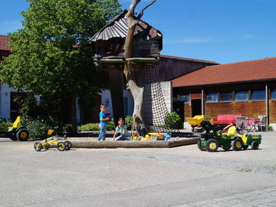 Sandkasten mit Baumhaus