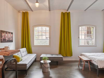 Privatraum "Oink" mit 160er-Metallbett......und (Schlaf-)Sofa-Ecke