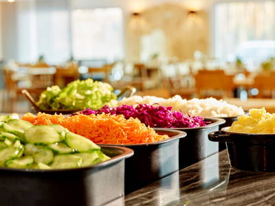 Salate beim Steak-Buffet