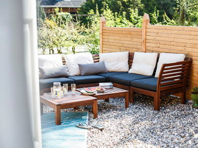 Gemütliche Holzmöbel auf den Terrassen laden zum Entspannen ein