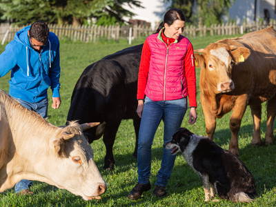 Die Gastgeber Verena und Alexander mit ihren Rindern und Hund Amy