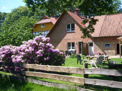 Blick auf Wohnung 1 und 2 vom Garten aus