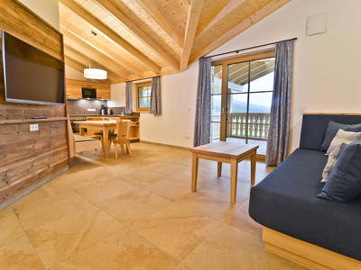 Gemütlicher Wohnbereich mit Terrassenzugang