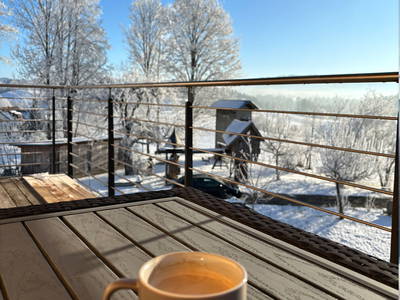 Morgen auf dem Sonnen-Balkon