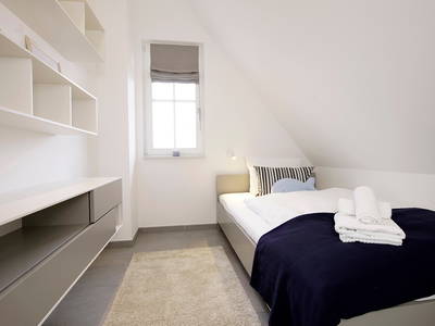 Blick auf das Schlafzimmer mit einem Einzelbett