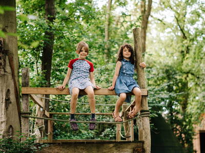 neue Freundschaften schließen auf dem großen Spielplatz