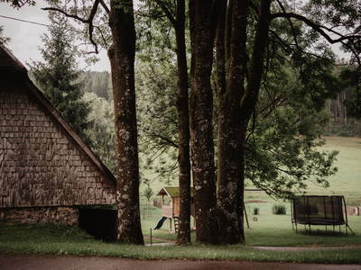 Schindelwand am Ferienhaus und Spielwiese