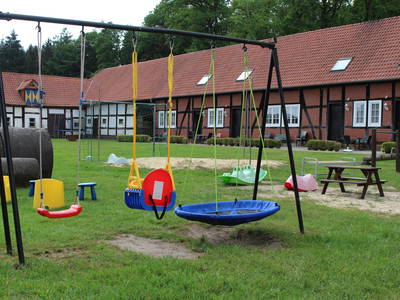 auf der Spielwiese kann man schaukeln