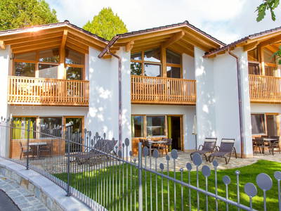 Wakdblickbungalows mit Balkion und Terrasse und zwei Schlafzimmern