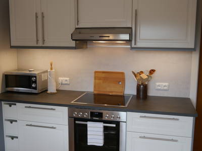 Einbauküche mit Backofen und Ceranfeld