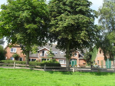 Hofansicht vom Feld aus