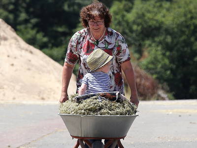 Regina macht mit Lena eine Tour zum füttern der Tiere