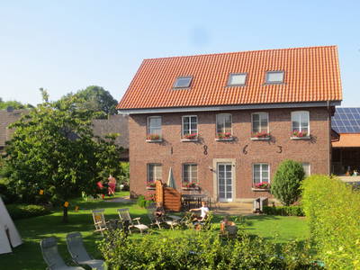 Ferienwohnungshaus + Garten