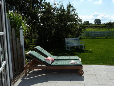 Geschützte Sonnenterrasse mit Blick auf die Felder