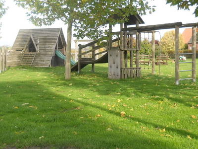 Unser Spielplatz mit Klettergerüst