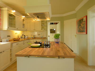 stilvolle Küche mit Kücheninsel