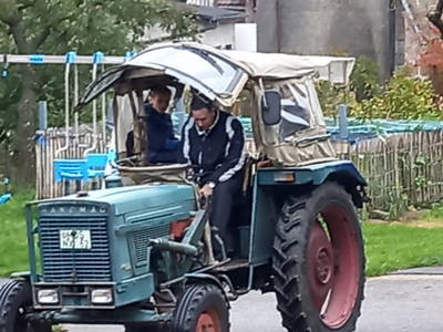 mit dem Traktor mitfahren