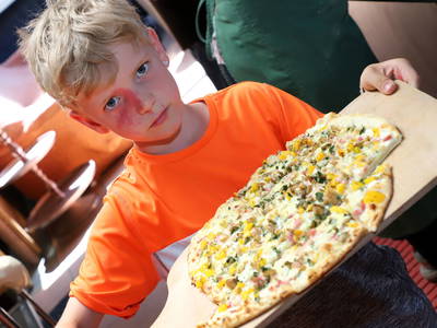 Simon beim verteilen vom Flammkuchen
