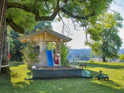 Kinderspielplatz im Garten