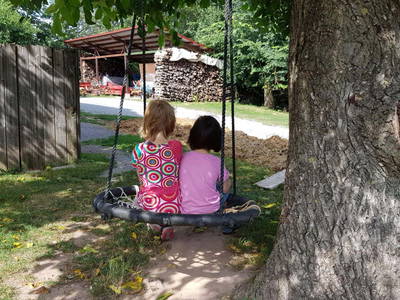 Zwiegespräch beim Schaukeln