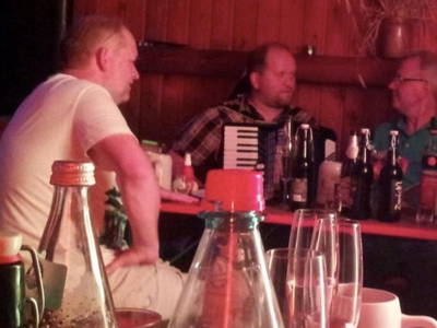 Mit Musik & Fröhlichkeit