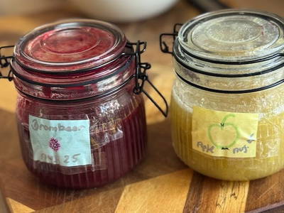 selbstgemachte Marmelade vom Apfelbaum und Brombeeren