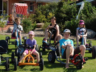 Kettcarparade vor den Ferienhäusern