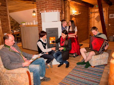 offener Wohnraum im Obergeschoss, mit Kachelofen, TV, ....