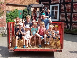 Urlaub auf dem Ennenhof – Landliebe für die ganze Familie - Fütterungsrunde mit Kindern