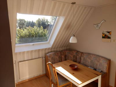 Sitzecke gegenüber Einbauküche. Foto: V.Paarz
